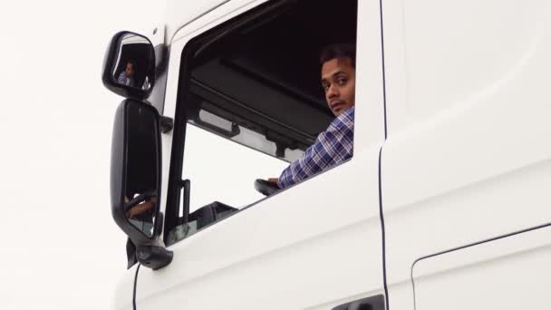 Motorista Caminhão Indiano Profissional Roupas Casuais Dirigindo Veículo Caminhão Entregando — Vídeo de Stock