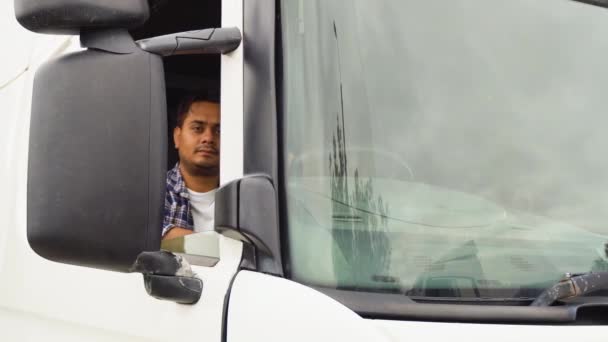 Takside Oturan Hintli Kamyon Şoförünün Portresi — Stok video