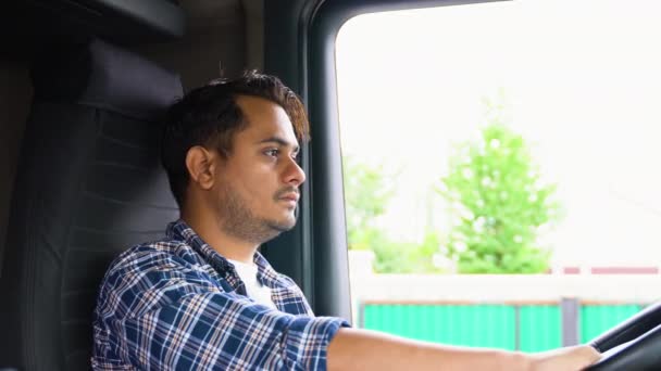 Gündelik Giysiler Içinde Profesyonel Hint Kamyon Şoförü Kamyon Şoförü Varış — Stok video