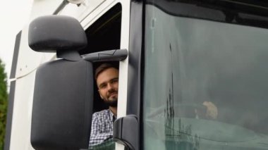 Takside oturan kamyon şoförü.