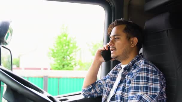 Camionista Indiano Telefonare Mentre Seduto Nel Suo Camion — Video Stock