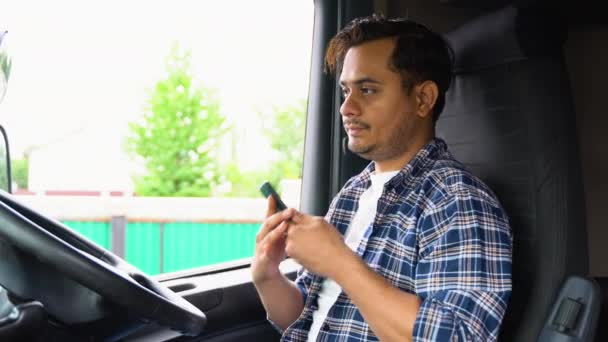 Camionneur Indien Téléphone Alors Est Assis Dans Son Camion — Video