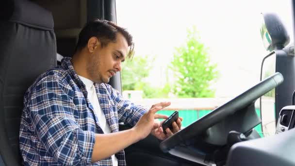 Camionul Indian Stă Camionul Său Folosește Navigarea Gps Camionului — Videoclip de stoc