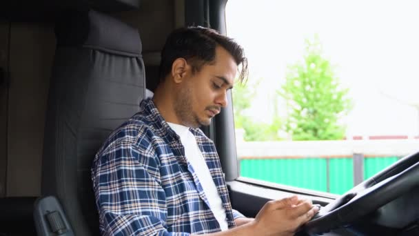 Indyjski Kierowca Ciężarówki Siedzi Jego Ciężarówce Pomocą Nawigacji Gps Ciężarówki — Wideo stockowe