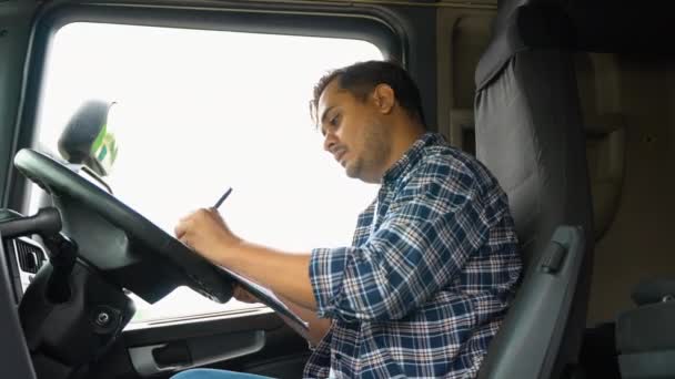 Indyjski Kierowca Ciężarówki Sprawdzanie Listy Przesyłek Podczas Stania Parkingu Magazynu — Wideo stockowe