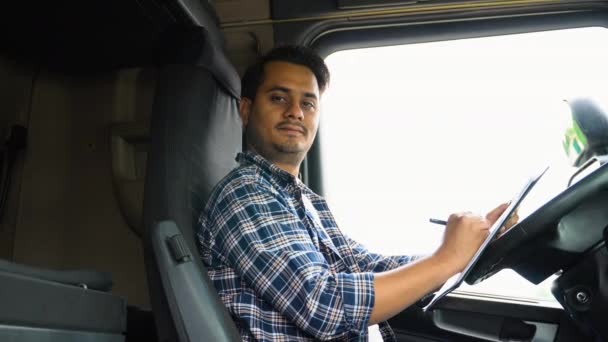 Retrato Indio Asiático Repartidor Camión Con Lista Entrega — Vídeo de stock