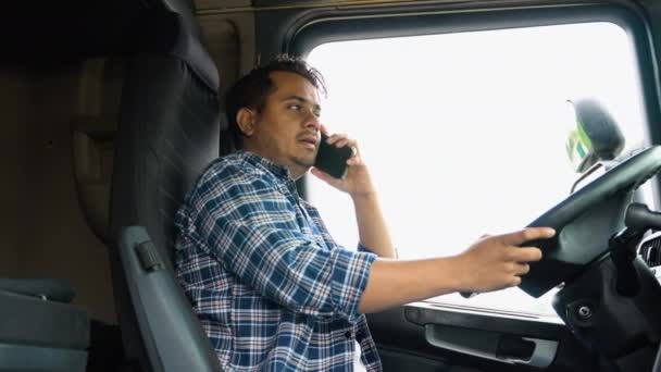 Indischer Trucker Telefoniert Während Seinem Lkw Sitzt — Stockvideo