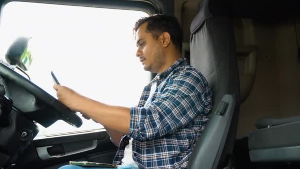 Camionista Indiano Professionale Utilizzando Camion Gps Navigazione Trasporto Consegna Delle — Video Stock