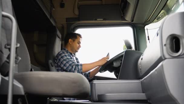 Indiska Lastbilschauffören Sitter Sin Lastbil Och Använder Lastbil Gps Navigering — Stockvideo