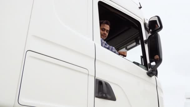 Retrato Del Camionero Indio Sentado Cabina Mano Derecha Coche — Vídeos de Stock