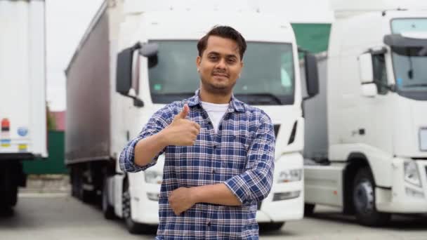 Indischer Lastwagenfahrer Posiert Mit Lastwagen Und Zeigt Daumen Hoch — Stockvideo