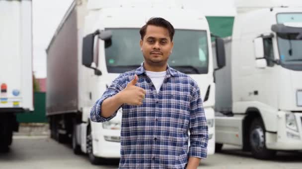 Indiai Kamionsofőr Teherautóval Pózol Hüvelykujját Felemeli — Stock videók