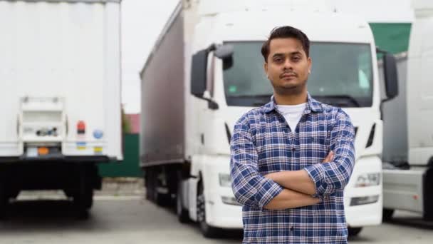 Camionneur Indien Debout Avec Les Bras Croisés Sur Parking Camion — Video