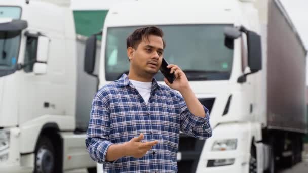 Indický Kamioňák Telefonuje Blízkosti Svých Kamionů Parkovišti — Stock video