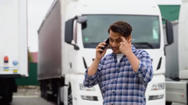Camionista Indiano Telefonare Vicino Suoi Camion Sul Parcheggio — Video Stock