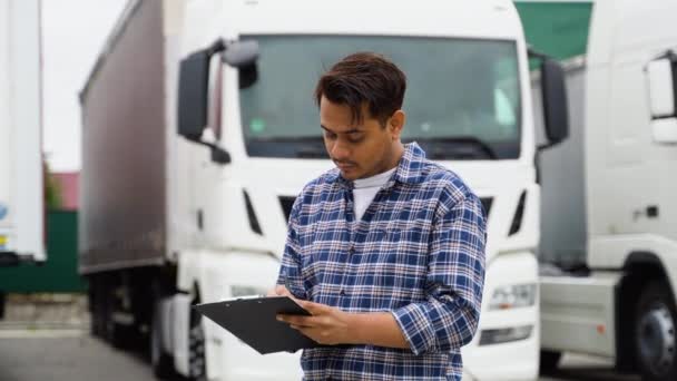 Conductor Camión Comprobar Lista Envíos Mientras Está Pie Estacionamiento Del — Vídeos de Stock