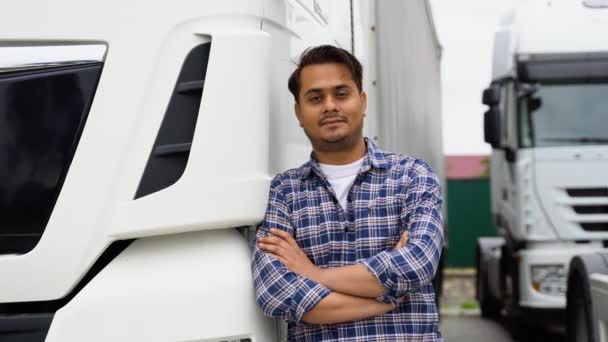 Conductor Camión Indio Pie Con Los Brazos Cruzados Estacionamiento Camiones — Vídeo de stock