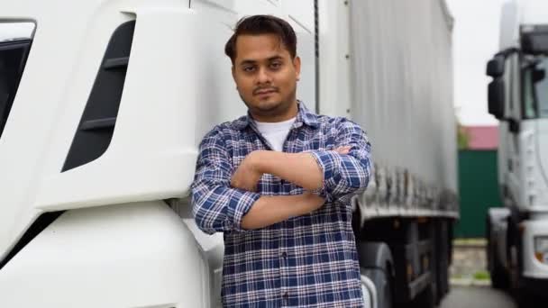 Indyjski Kierowca Ciężarówki Stoi Bronią Skrzyżowane Parkingu Ciężarówki Patrząc Kamerze — Wideo stockowe