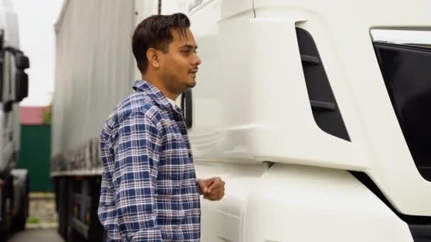 Camionista Indiano Abraçando Seu Veículo Caminhão Para Transporte Ásia Caminhão — Vídeo de Stock