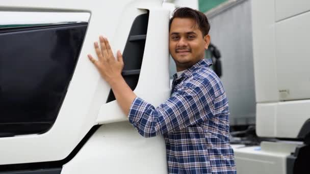 印度卡车司机拥抱着他的卡车进行运输 亚洲卡车司机热爱他的工作 — 图库视频影像