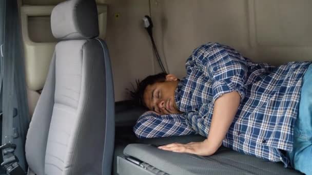 印度卡车司机加班长途旅行后睡在自己的小木屋里 睡眠不足 — 图库视频影像