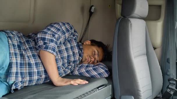 Camionista Indiano Sonolento Dormindo Uma Cama Dentro Transportador Caminhão — Vídeo de Stock