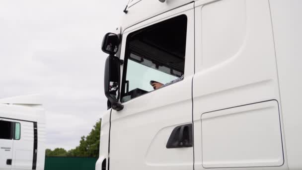 Caminhão Motorista Homem Sentado Cabine — Vídeo de Stock
