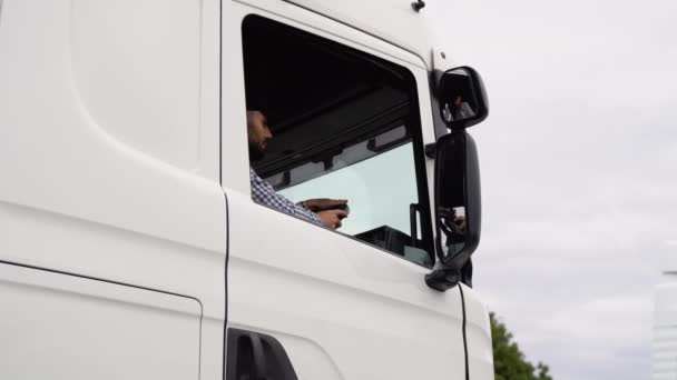 Camión Conductor Hombre Sentado Cabina — Vídeo de stock