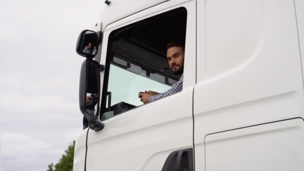 Kierowca Ciężarówki Siedzi Ciężarówce Zawód Kierowcy Ciężarówki Usługi Transportowe — Wideo stockowe
