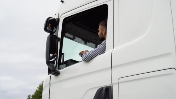Camión Conductor Hombre Sentado Cabina — Vídeos de Stock