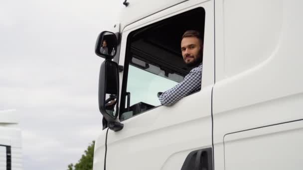 Водій Вантажівки Сидить Кабіні — стокове відео