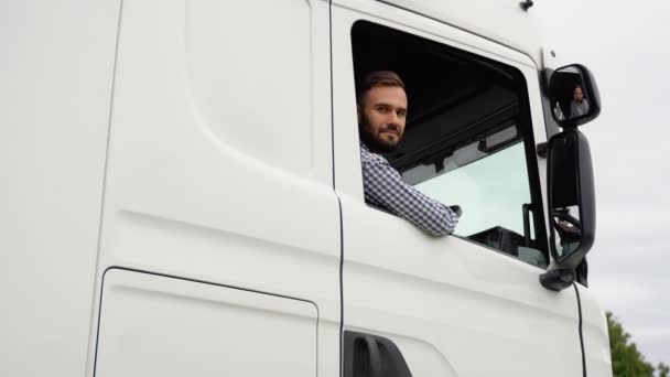 Kierowca Ciężarówki Siedzi Ciężarówce Zawód Kierowcy Ciężarówki Usługi Transportowe — Wideo stockowe