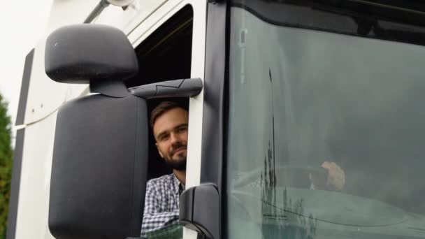 Takside Oturan Kamyon Şoförü — Stok video