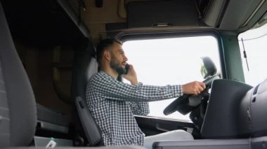 Kamyonda otururken profesyonel bir kamyoncu arıyor..
