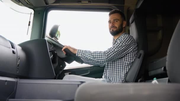 Lastwagenfahrer Saß Führerhaus — Stockvideo