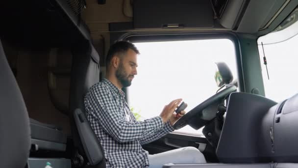 Camionero Profesional Que Utiliza Navegación Gps Camiones Para Transportar Entregar — Vídeos de Stock