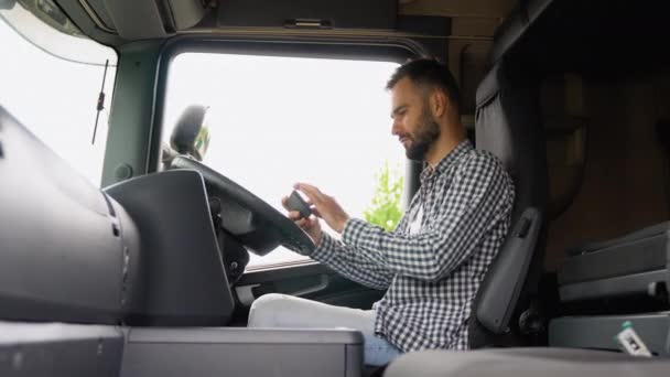 Camionneur Professionnel Utilisant Navigation Gps Camion Pour Transporter Livrer Des — Video