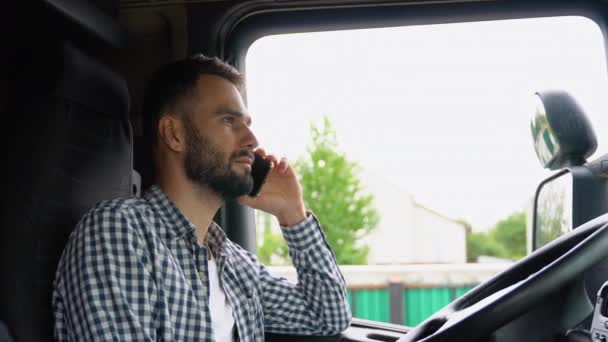 Camionero Profesional Llamando Mientras Está Sentado Camión — Vídeo de stock