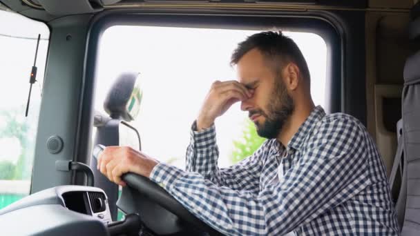 Człowiek Trucker Zmęczony Jazdy Kabinie Jego Ciężarówki — Wideo stockowe