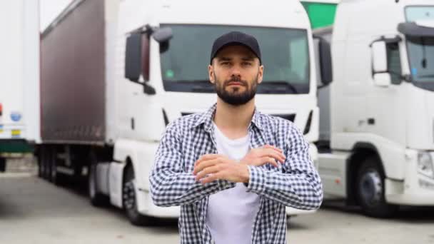 Giovane Camionista Con Suo Veicolo Durante Giorno — Video Stock