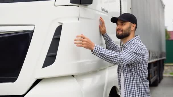 Náklaďák Objímá Svůj Náklaďák Aby Odvezl Šťastný Řidič Kamionu Miluje — Stock video
