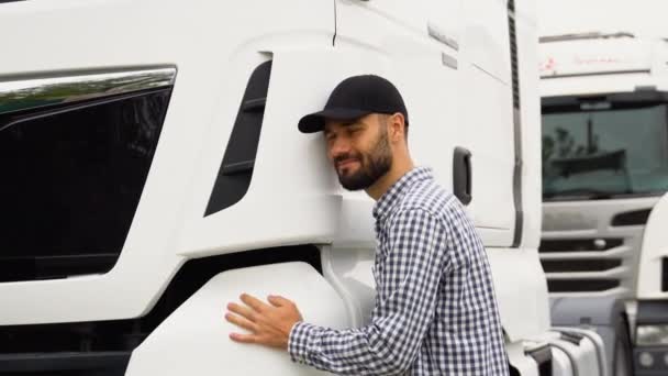 Camionista Abraçando Seu Veículo Caminhão Para Transporte Caminhão Feliz Motorista — Vídeo de Stock