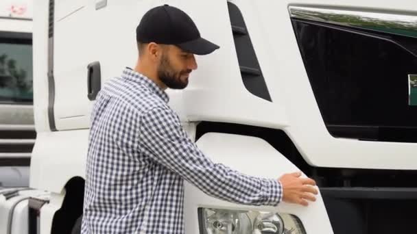 Camionneur Serrant Son Véhicule Camion Pour Transport Conducteur Camion Heureux — Video