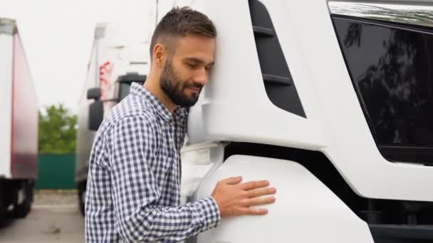 Camionero Abrazando Vehículo Camión Para Transporte Conductor Feliz Camión Amante — Vídeo de stock