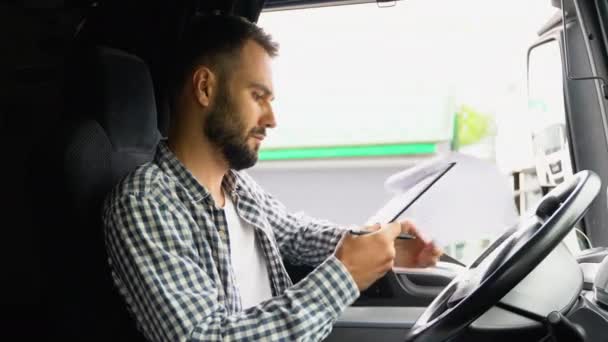 Entrega Homem Com Caixa Papelão Verificando Lista Caminhão — Vídeo de Stock