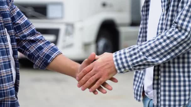 两名卡车司机在卡车停放处握手 — 图库视频影像