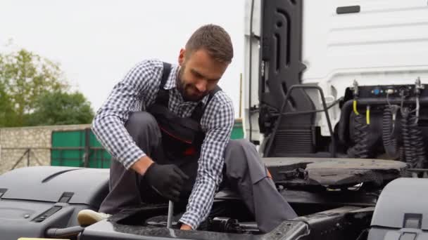 Truck Mechanic Arbejder Ordne Traktoren Semi Lastbil Vedligeholdelse – Stock-video