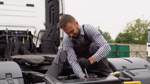 Repararea Mecanică Camioanelor Motorul Tractorului Rupt — Videoclip de stoc