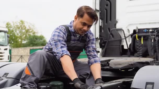 Indian Truck Mechanic Working Fix Tractor Semi Truck Maintenance — Stock Video