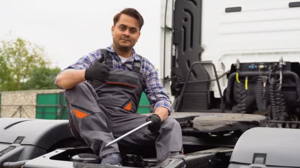 Portret Hinduskiego Mechanika Kluczem Pobliżu Ciężarówki — Wideo stockowe